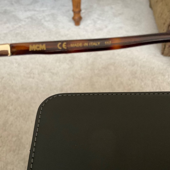 Beautiful new lady’s Sunglasses w/gold leaf trim! - Picture 7 of 10